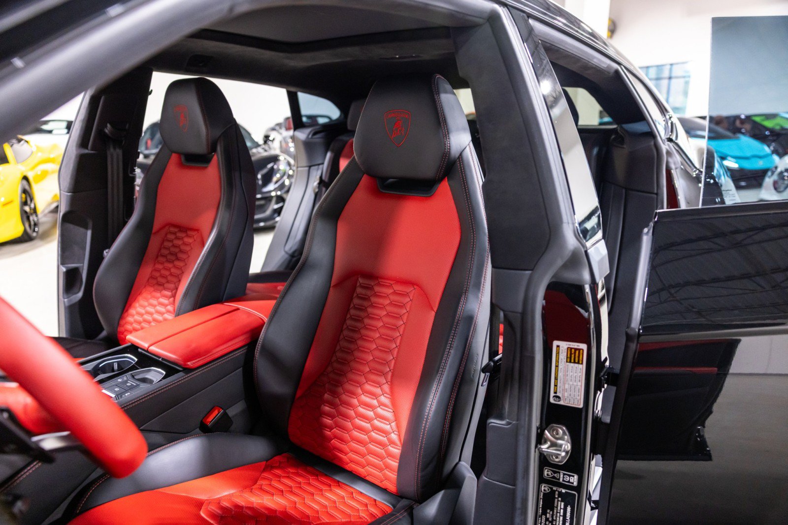 Used 2020 Lamborghini Urus AWD/4WD image 37