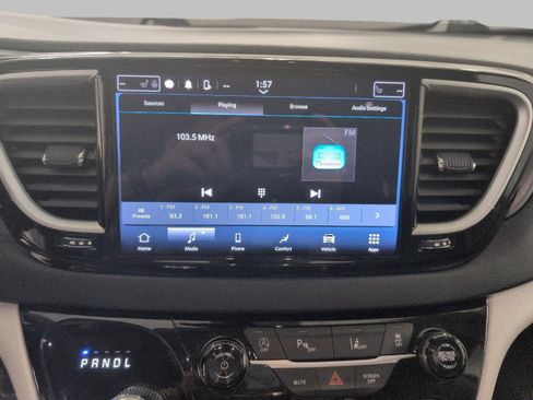 Used 2024 Chrysler Pacifica Touring-L FWD image 8