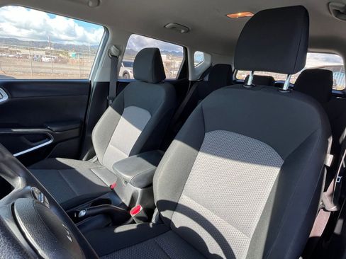 Used 2025 Kia Soul LX w/ LX Technology Package FWD image 35