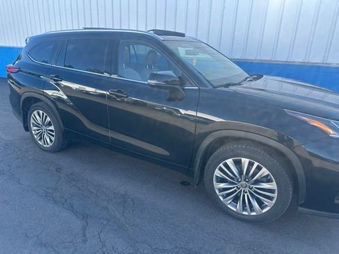 Used 2021 Toyota Highlander Platinum AWD/4WD image 2