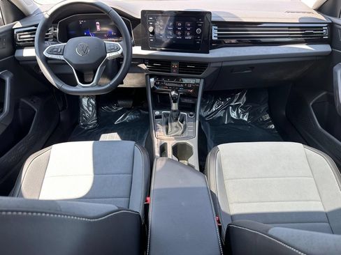 Certified 2025 Volkswagen Jetta SE w/ Sunroof Package FWD image 12