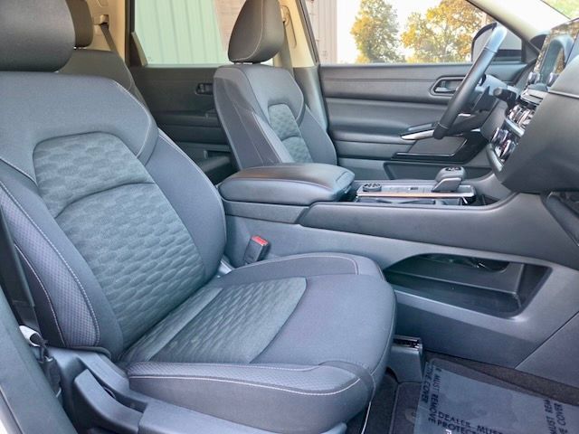 Used 2023 Nissan Pathfinder SV AWD/4WD image 9