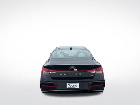 Used 2025 Hyundai Elantra Limited FWD image 4