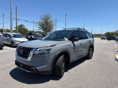 Used 2024 Nissan Pathfinder Platinum AWD/4WD image 3