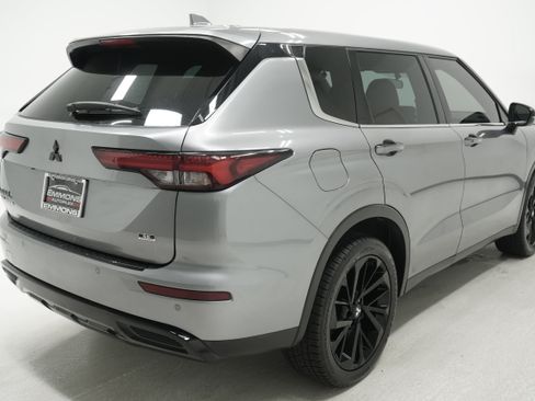 Used 2023 Mitsubishi Outlander SE Black Edition FWD image 4