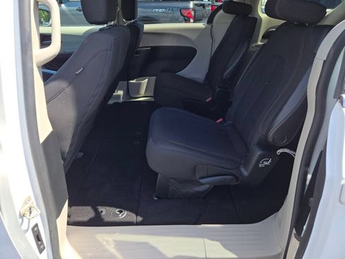 Used 2017 Chrysler Pacifica Touring FWD image 20