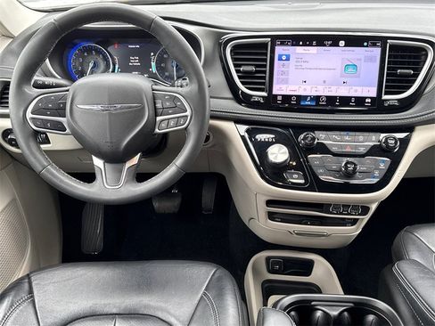 Used 2022 Chrysler Pacifica Touring-L w/ Uconnect Theater Family Group image 16