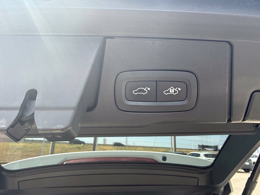 Used 2023 Volvo XC60 B5 Plus AWD/4WD image 14