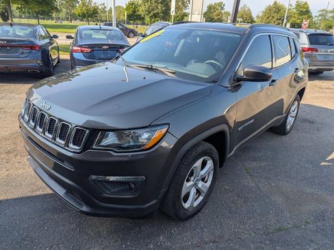 Used 2018 Jeep Compass Latitude image 3