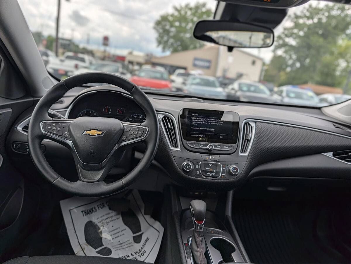 Used 2025 Chevrolet Malibu RS FWD image 2