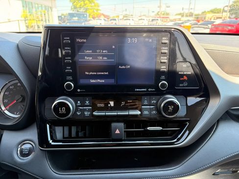 Used 2022 Toyota Highlander LE AWD/4WD image 21
