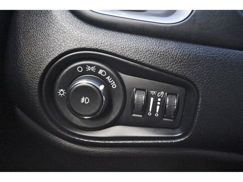 Used 2021 Jeep Renegade Latitude w/ Sun & Sound Group image 23