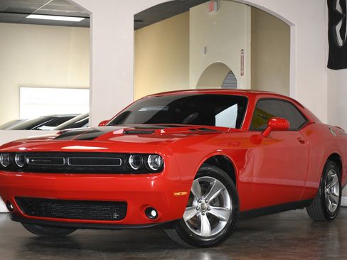 Used 2020 Dodge Challenger SXT image 4