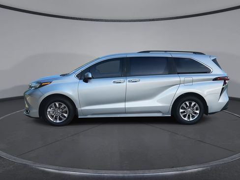 Used 2025 Toyota Sienna XLE FWD image 5