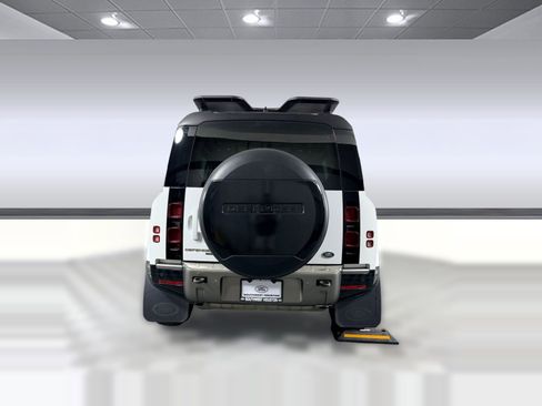 Used 2023 Land Rover Defender 110 X-Dynamic SE image 10