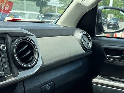 Used 2019 Toyota Tacoma SR5 AWD/4WD image 28