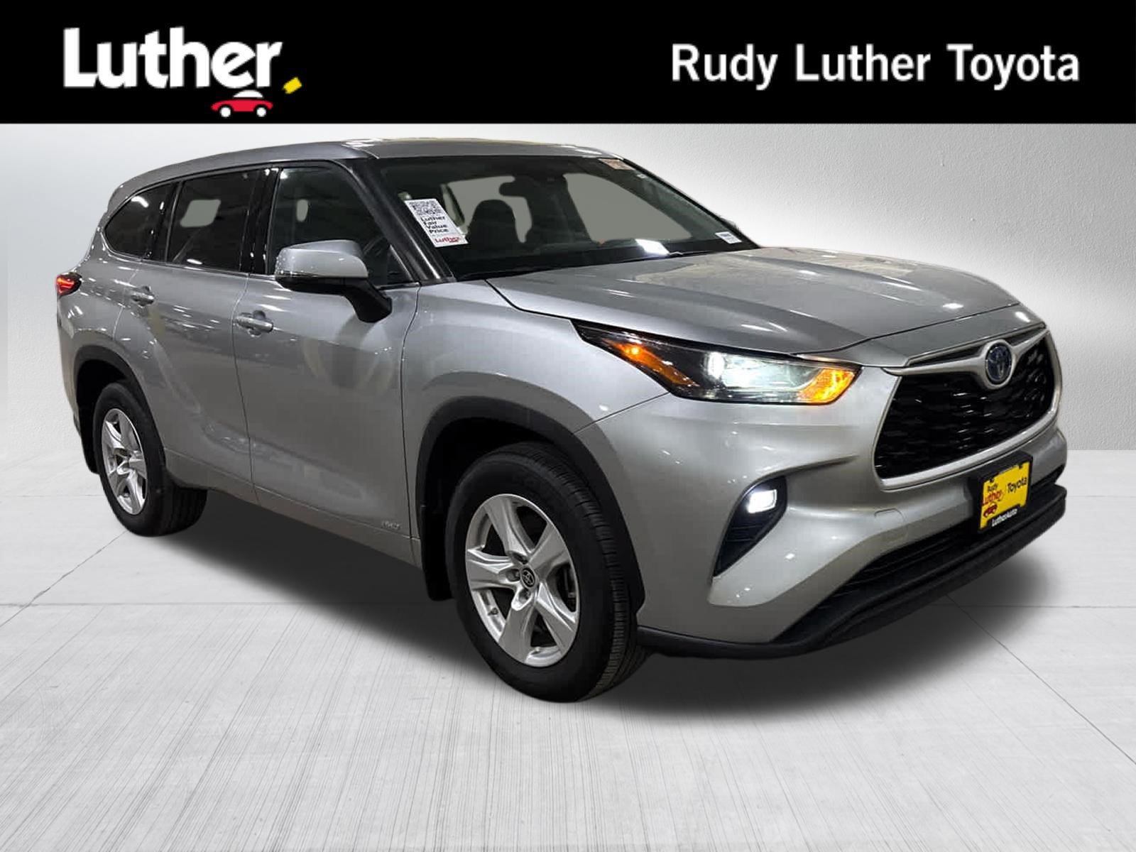 Used 2022 Toyota Highlander LE AWD/4WD image 1