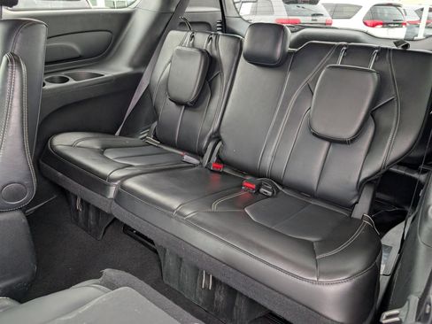 Used 2024 Chrysler Pacifica Select image 16