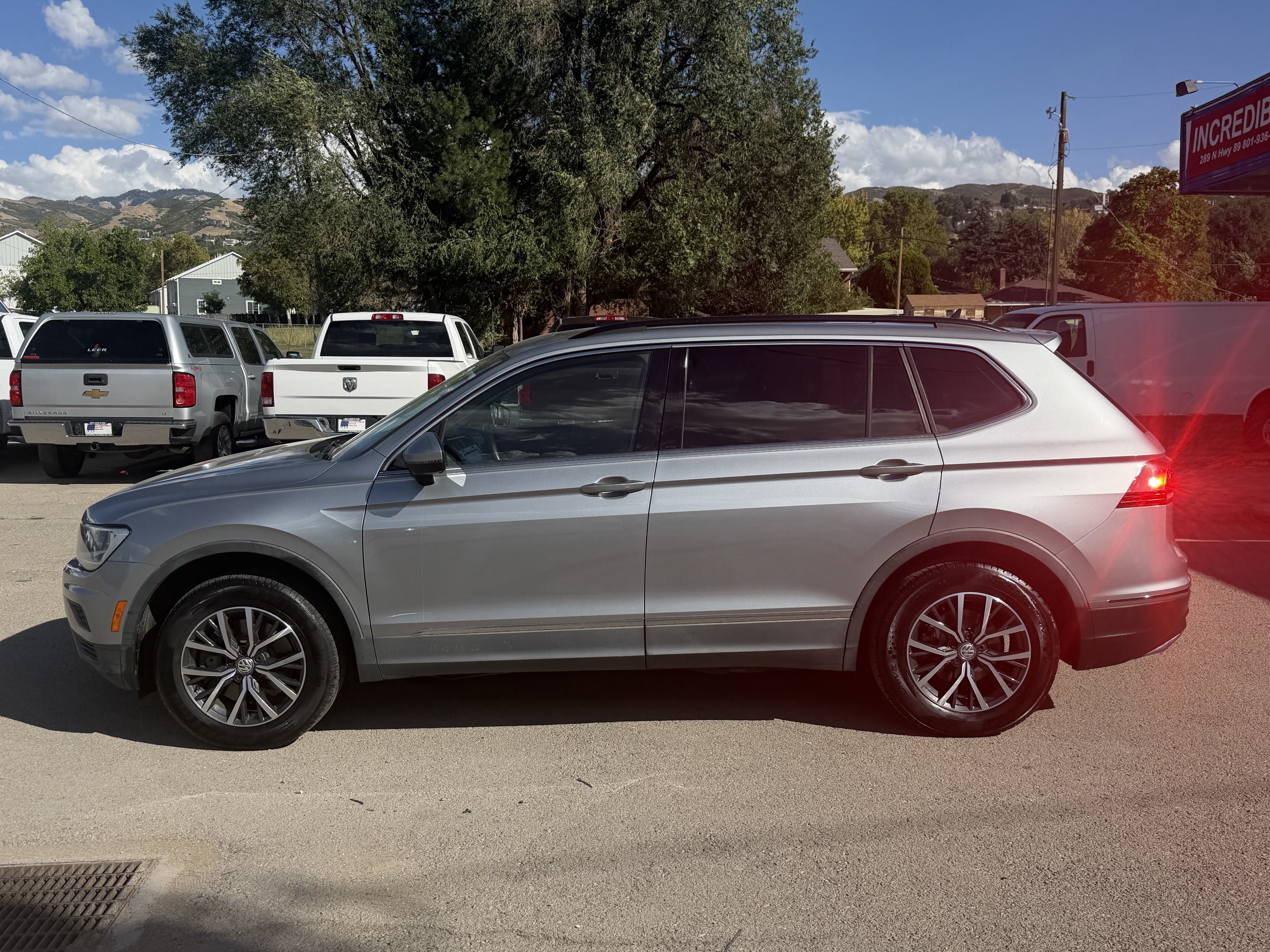 Used 2020 Volkswagen Tiguan SE w/ Panoramic Sunroof Package FWD image 3