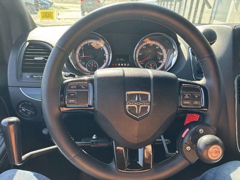 Used 2015 Dodge Grand Caravan SXT FWD image 30