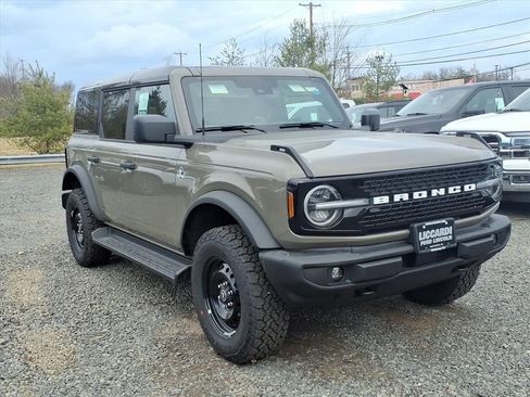 New 2026 Ford Bronco Outer Banks w/ Black Appearance Package image 1