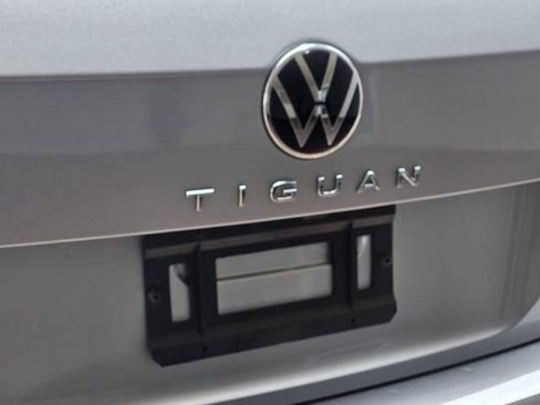 Certified 2023 Volkswagen Tiguan SE R-Line image 9