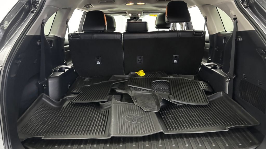 Used 2024 Toyota Highlander XLE AWD/4WD image 37