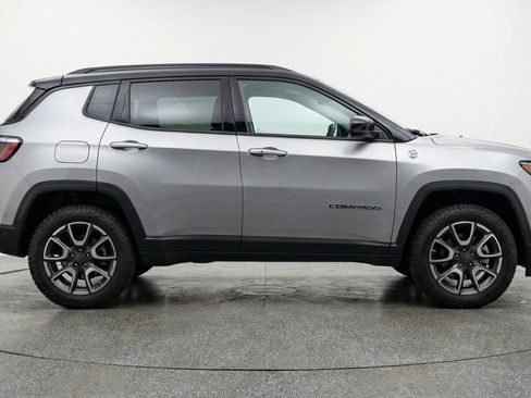 Used 2025 Jeep Compass Trailhawk AWD/4WD image 11