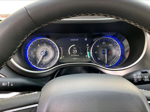 Used 2024 Chrysler Pacifica Touring-L image 18