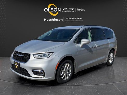 Used 2022 Chrysler Pacifica Touring-L FWD image 2