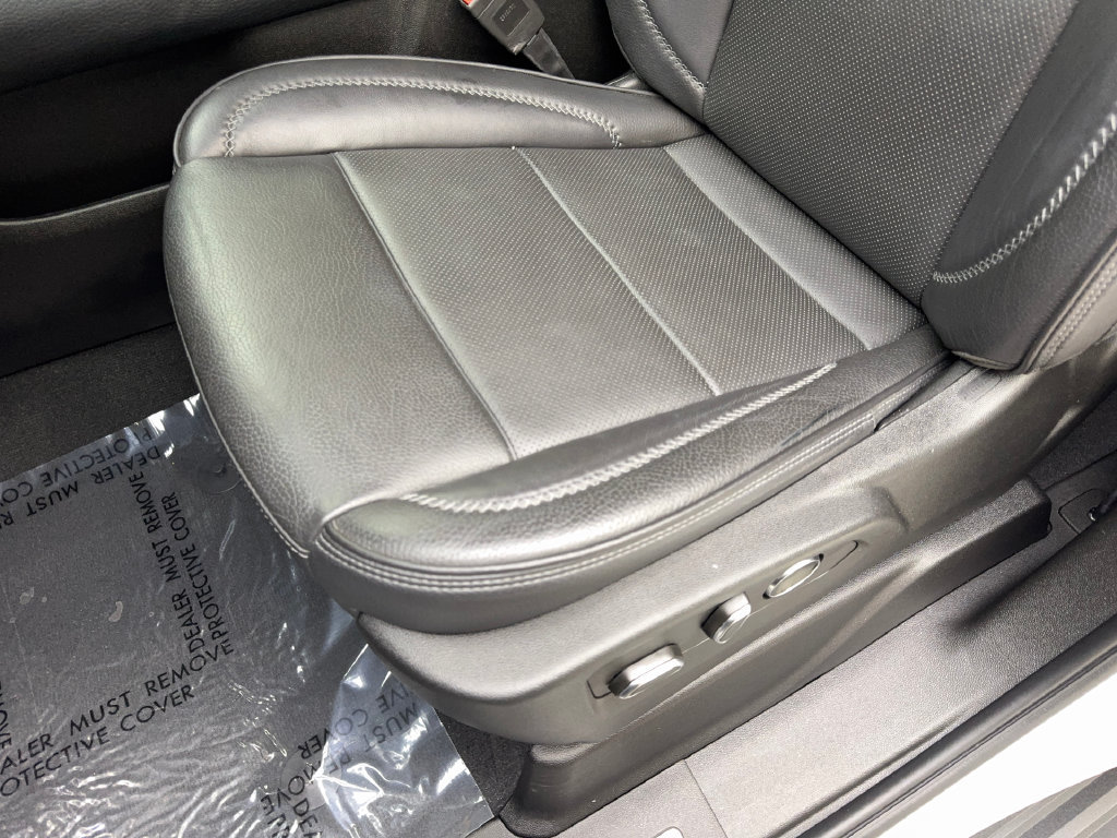 Used 2024 GMC Yukon Denali RWD image 32