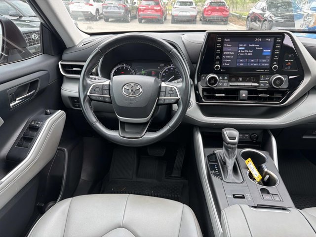 Used 2022 Toyota Highlander XLE FWD image 23