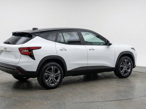 Used 2025 Chevrolet Trax LT FWD image 9