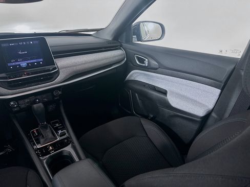 Certified 2025 Jeep Compass Sport image 28