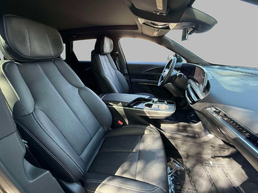 Used 2025 Cadillac Lyriq Luxury w/ LPO, Floor Liner Package AWD/4WD image 14