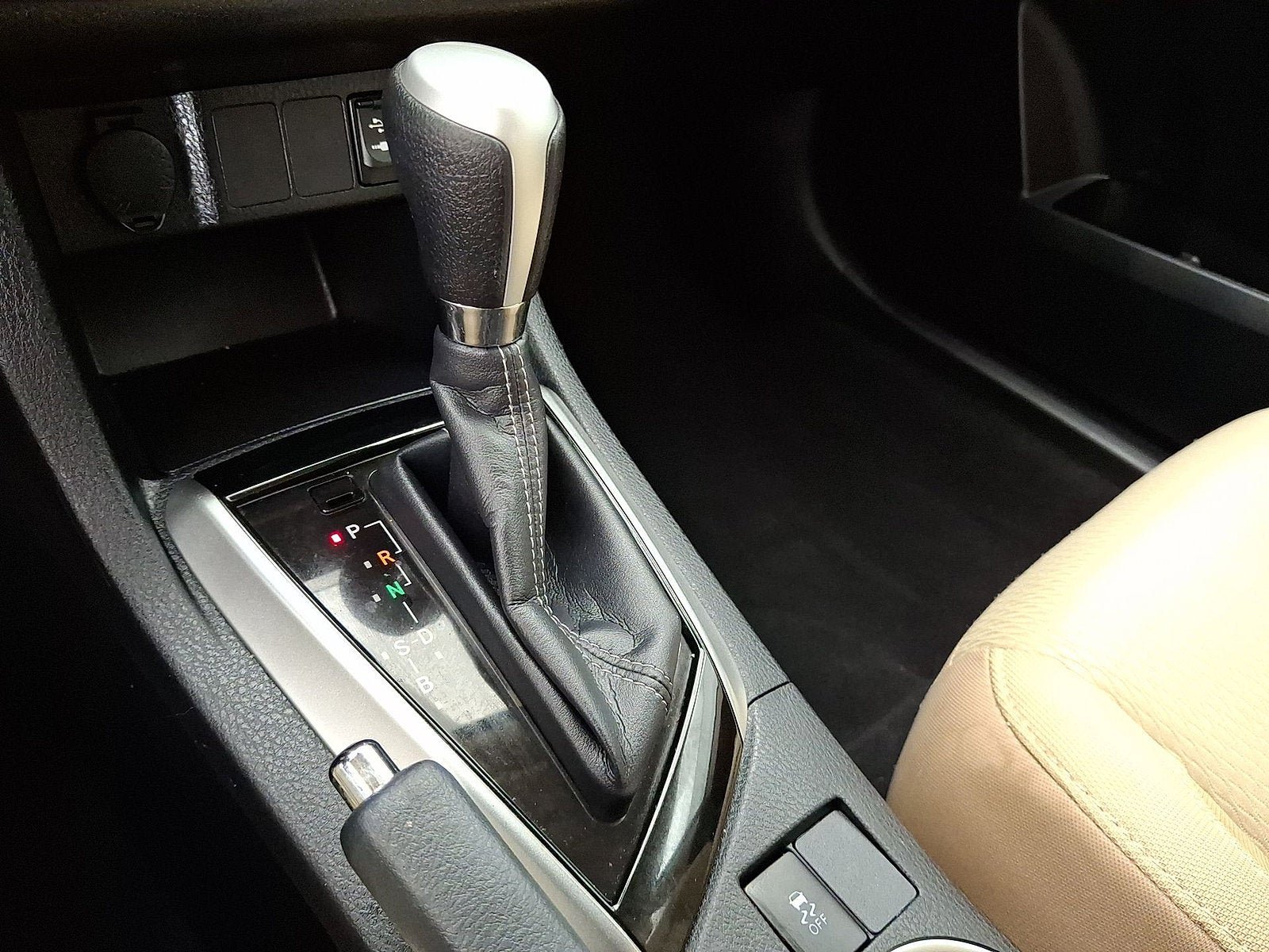 Used 2017 Toyota Corolla LE FWD image 4
