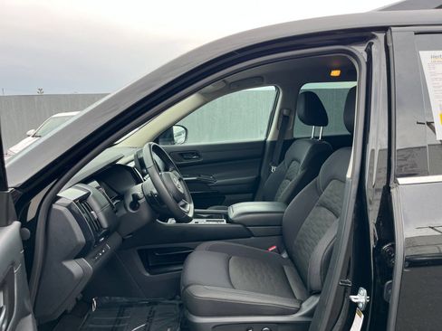 Used 2025 Nissan Pathfinder SV FWD image 29