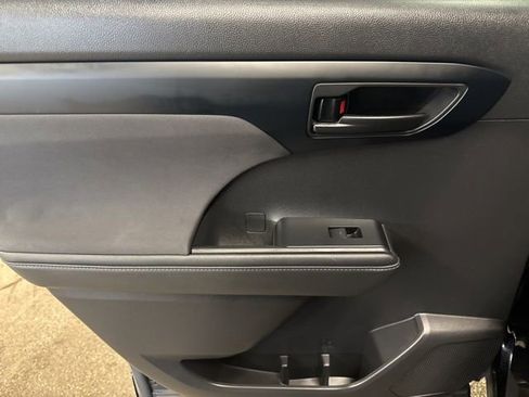 Used 2022 Toyota Highlander LE image 20