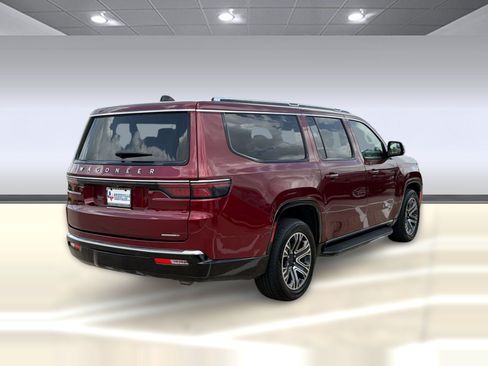 Used 2024 Jeep Wagoneer L Series II w/ Flexible Seating Group RWD image 9
