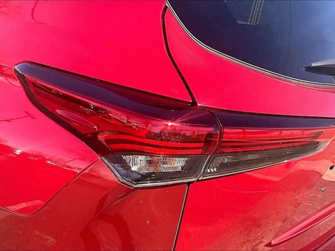 Used 2020 Toyota Highlander XLE image 28