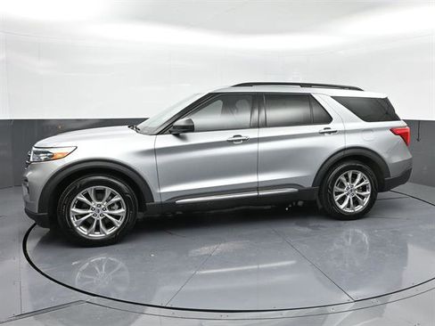 Used 2023 Ford Explorer XLT w/ Equipment Group 202A RWD image 31
