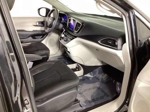 Used 2017 Chrysler Pacifica Touring FWD image 38