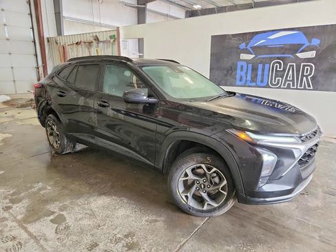 Used 2025 Chevrolet Trax LT FWD image 1