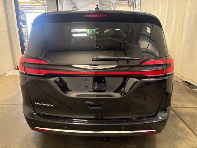 Used 2025 Chrysler Pacifica Select FWD image 5