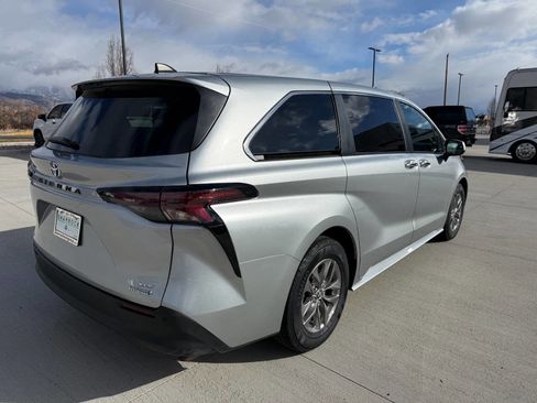 Used 2023 Toyota Sienna XLE image 3