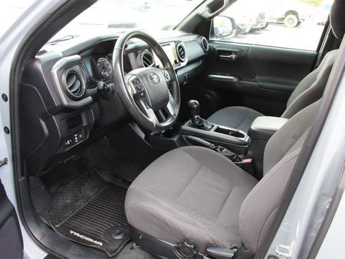 Used 2018 Toyota Tacoma TRD Sport w/ Technology Package AWD/4WD image 10