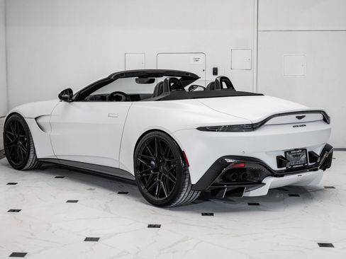Used 2023 Aston Martin V8 Vantage Roadster image 2