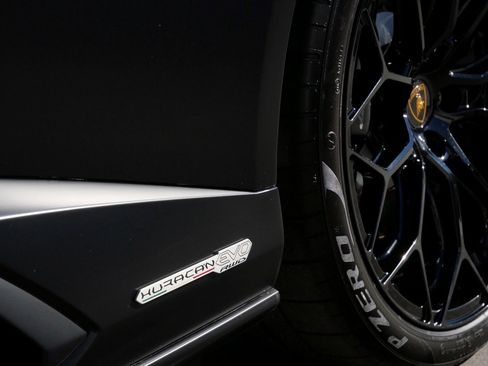 Used 2022 Lamborghini Huracan EVO image 11