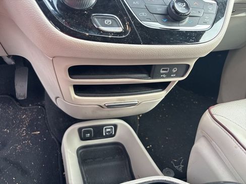 Used 2020 Chrysler Pacifica Limited FWD image 10