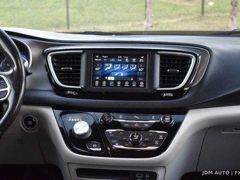 Used 2020 Chrysler Pacifica Touring-L FWD image 24